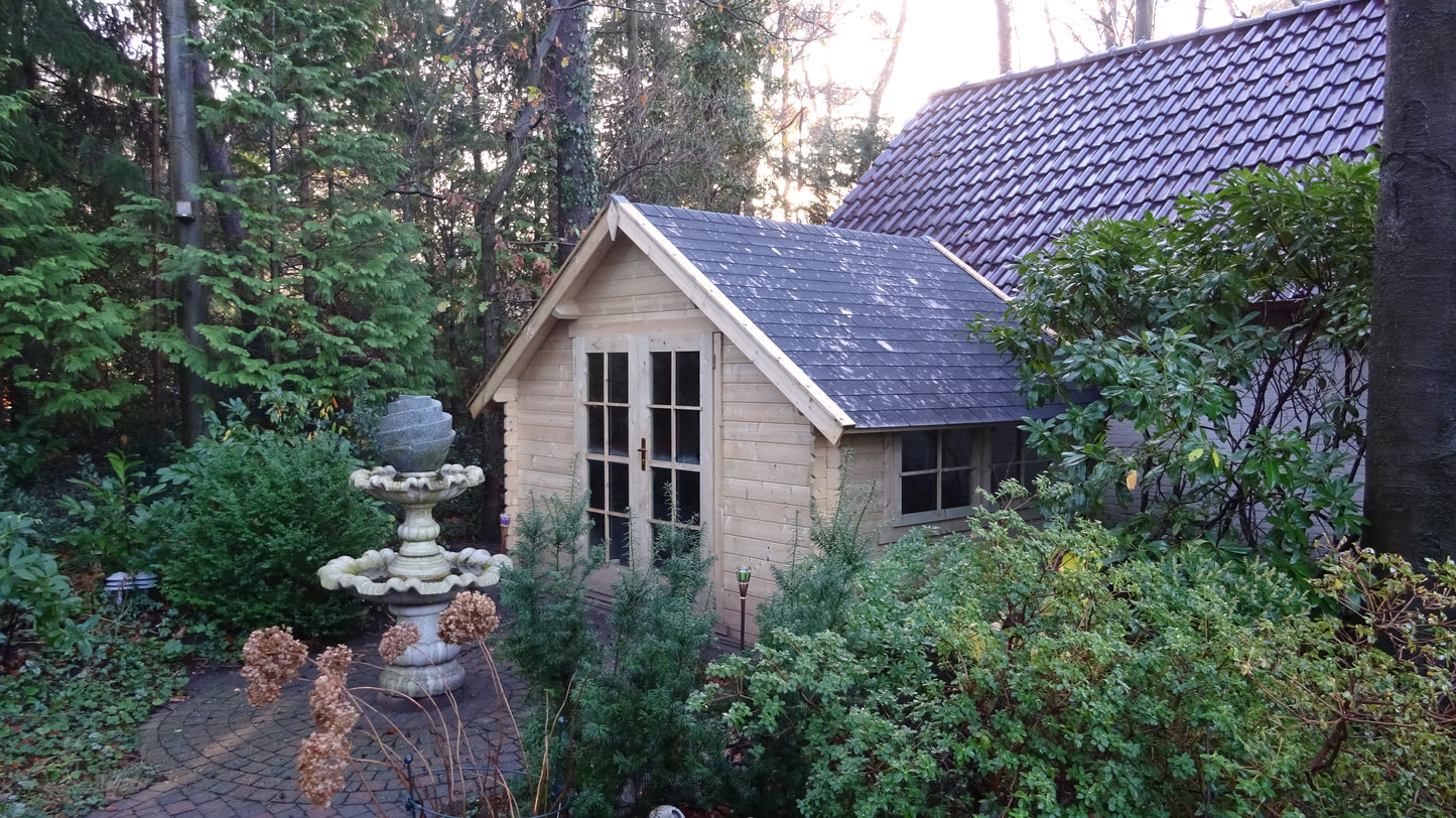 Plaatsing van tuinhuis Interflex 3530K op betonnen fundering in nieuw aangelegde tuin