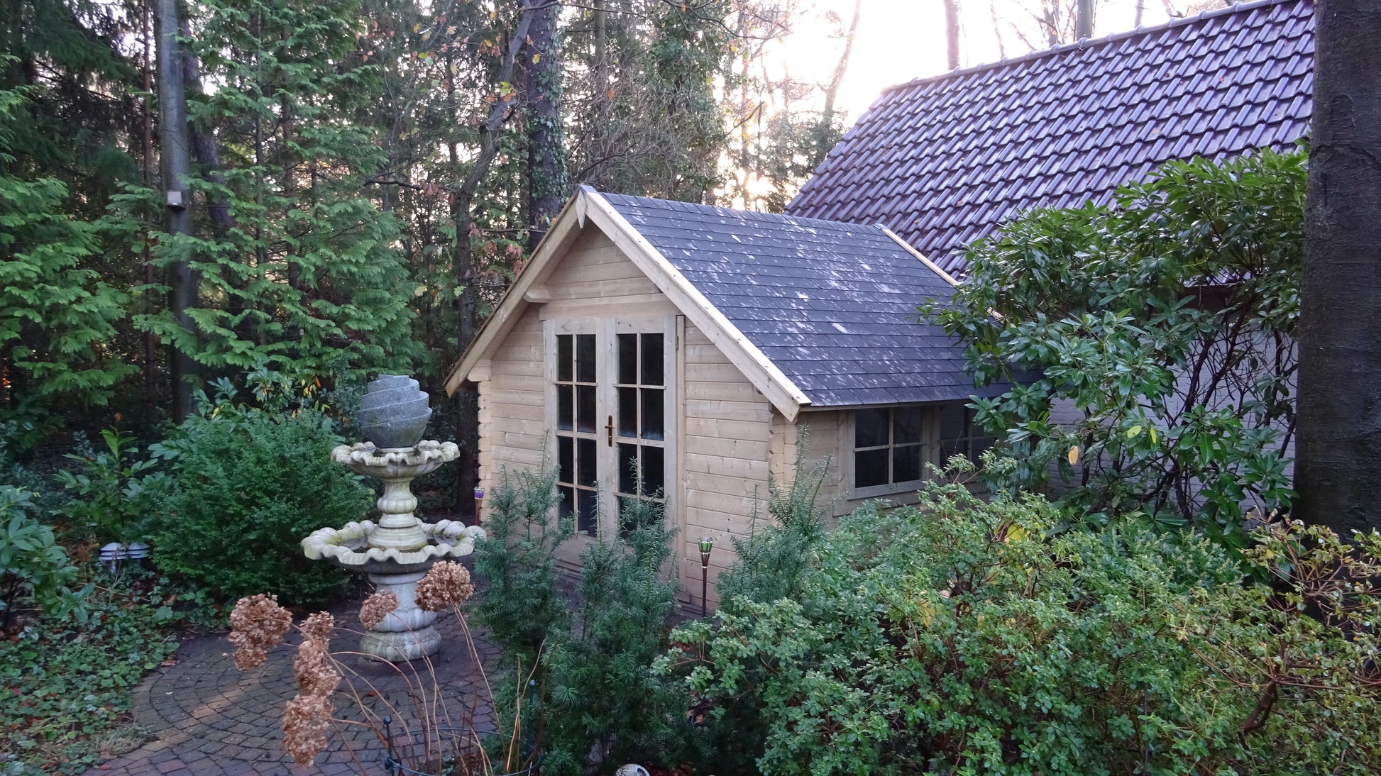 Plaatsing van tuinhuis Interflex 3530K op betonnen fundering in nieuw aangelegde tuin