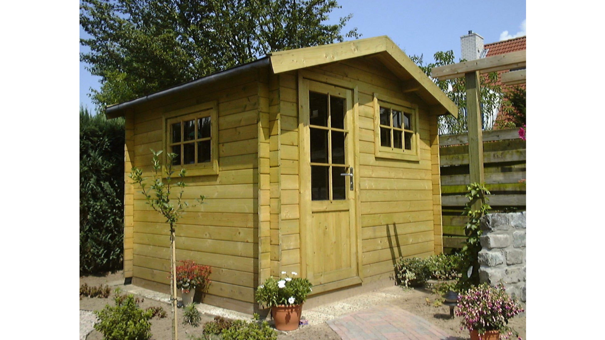 Luxe houten Interflex 2520 tuinhuis in sfeervolle tuin met plantenbakken