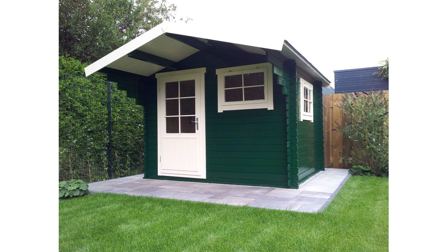 Groen geschilderd tuinhuis Interflex 3026 met witte kozijnen op betonnen fundering in het gras