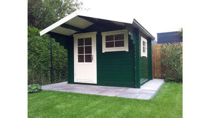 Groen geschilderd tuinhuis Interflex 3026 met witte kozijnen op betonnen fundering in het gras