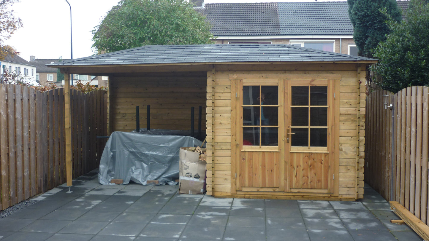 Tuinhuis Interflex 2525z met aangebouwde overkapping en overdekte opslag op ruime oprit