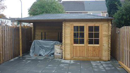 Tuinhuis Interflex 2525z met aangebouwde overkapping en overdekte opslag op ruime oprit