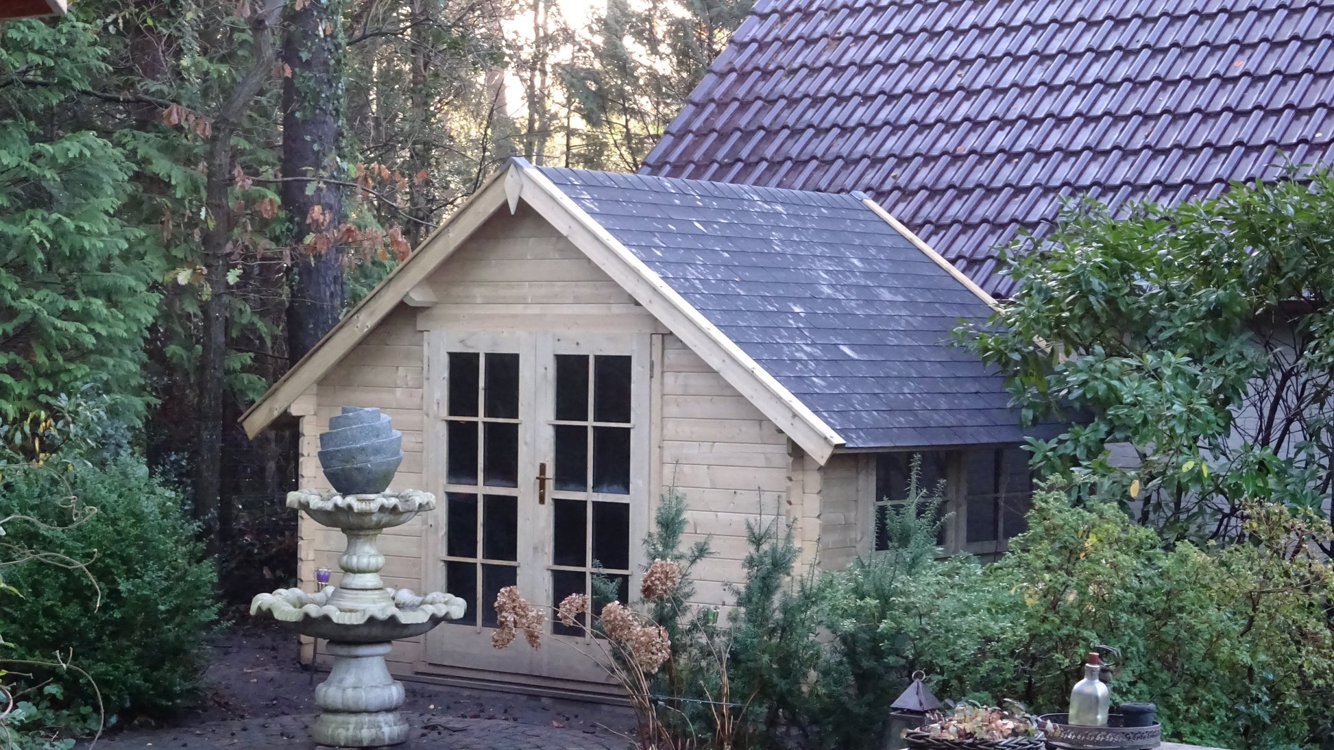 Tuinhuis Interflex 3530K in landelijke tuin met groen gazon en beplante borders